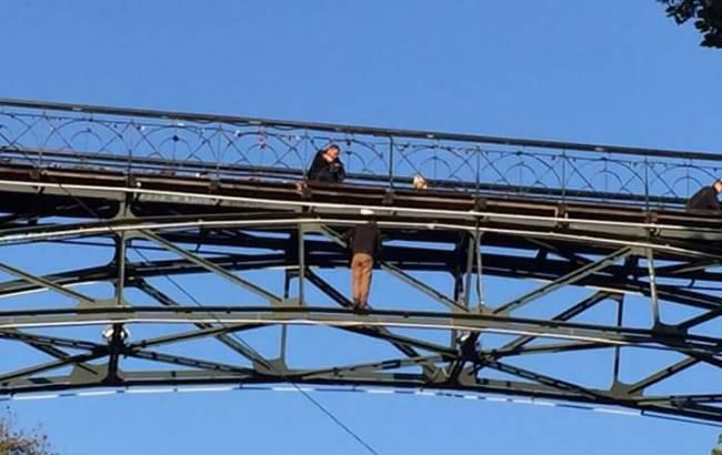 В Киеве парень хотел покончить с жизнью на "Мосту влюбленных"