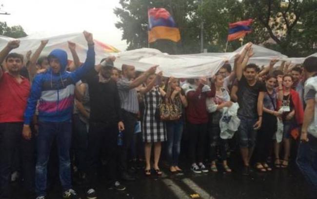 Майдан в Єревані триває, незважаючи на проливні дощі
