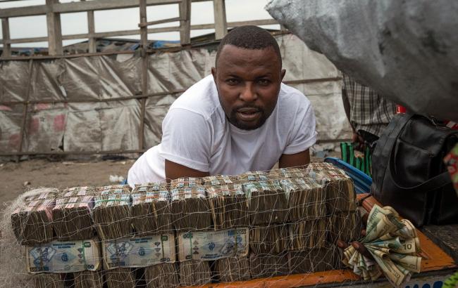 В Москве задержали "превращавших" бумагу в доллары африканцев