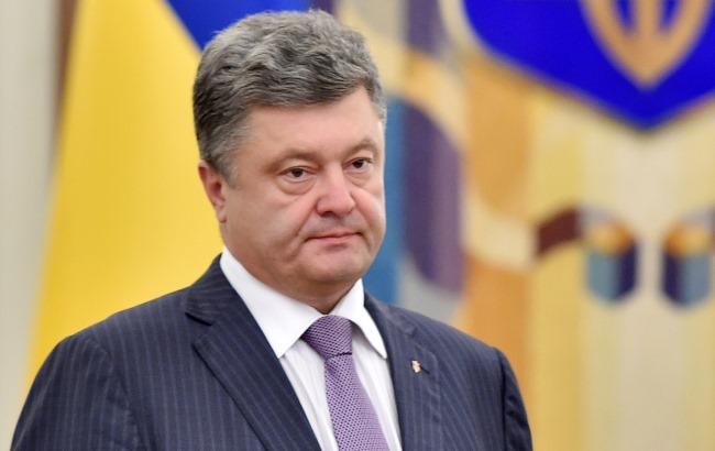 Набор для йоги и вышиванка: стало известно, что дарят Порошенко