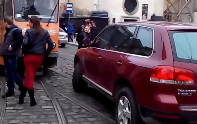 Львовские "копы" оштрафовали "мажорку", блокировавшую движение трамваев