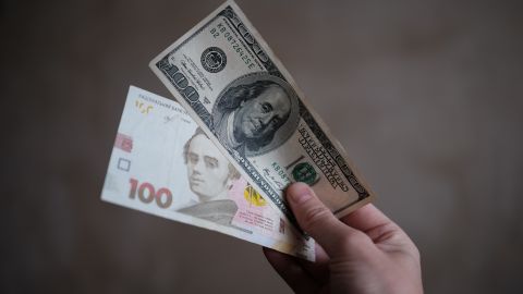 Доллар дешевеет второй день подряд