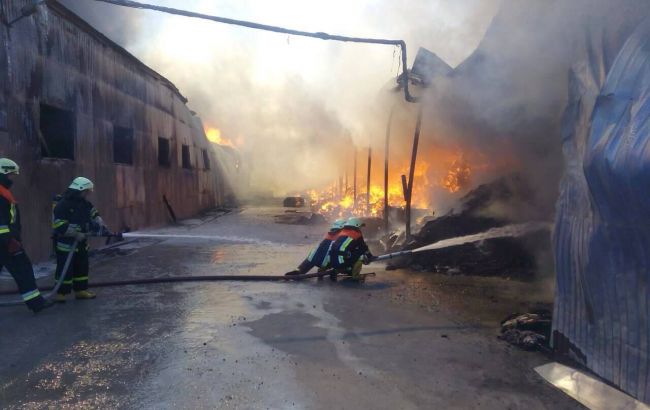 Пожежу на фабриці під Києвом локалізували