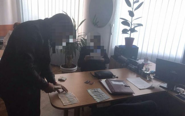 В Донецкой области на взятке задержали чиновника из ГФС