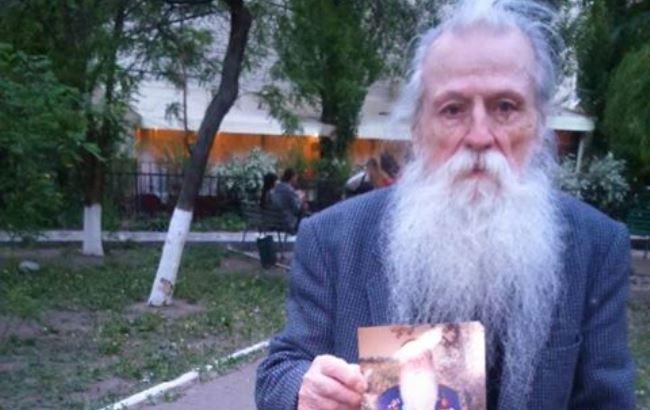 В Киеве просят помочь 92-летнему старику, который продает книги