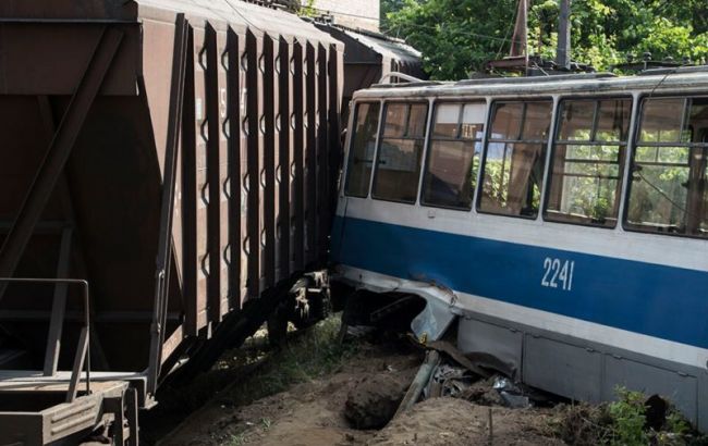 У Дніпрі товарний потяг протаранив трамвай, є загиблий