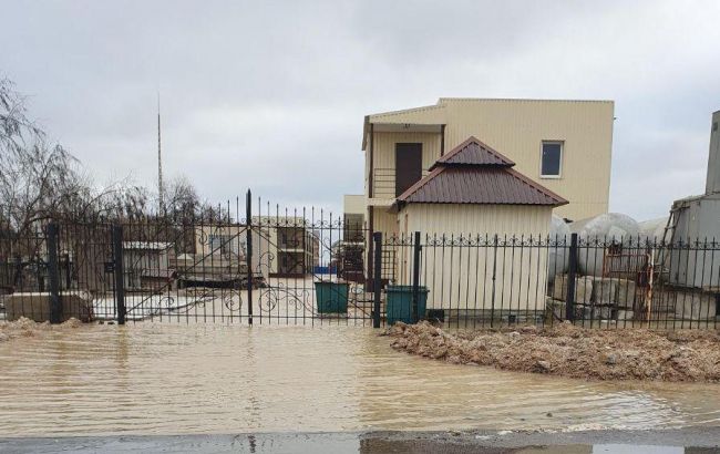 Из-за шторма в Кирилловке затопило базы отдыха