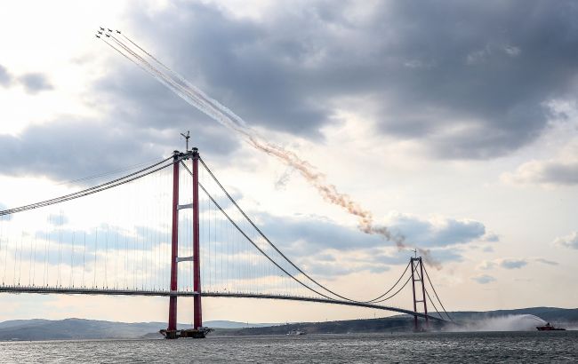 Соединил Европу и Азию: Эрдоган открыл грандиозный мост через пролив Дарданеллы