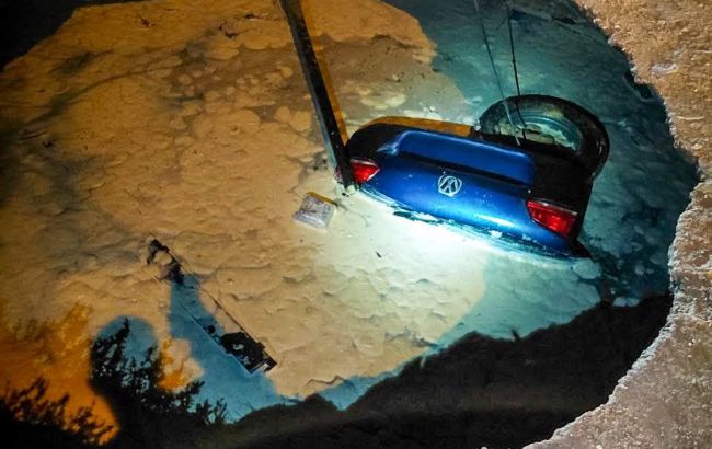 В Одесі автомобіль провалився під землю просто під час руху (фото)