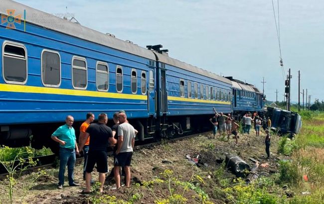 В аварии с поездом на Закарпатье пострадали пять человек