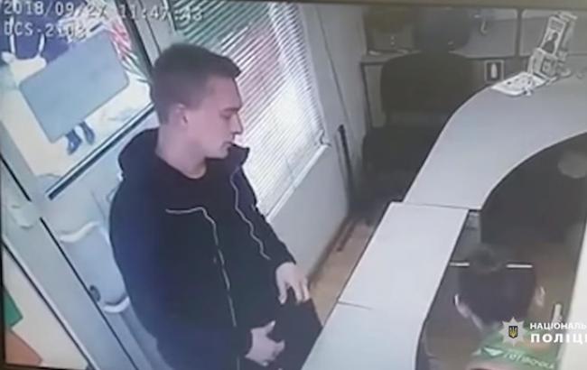 Поліція розшукує чоловіка, який зі зброєю пограбував кредитну установу в Києві