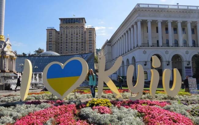 В центре Киева вандалы повредили декоративное название города