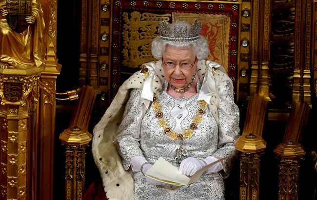 Королева Єлизавета II відмовилася носити хутро: що сталося