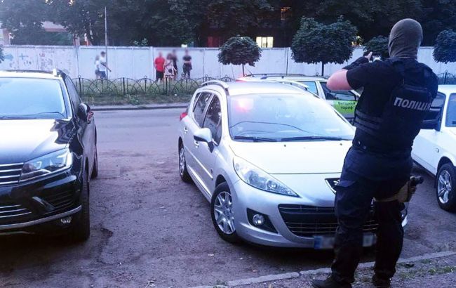 В Киеве патрульные задержали диверсанта с визитками Шария