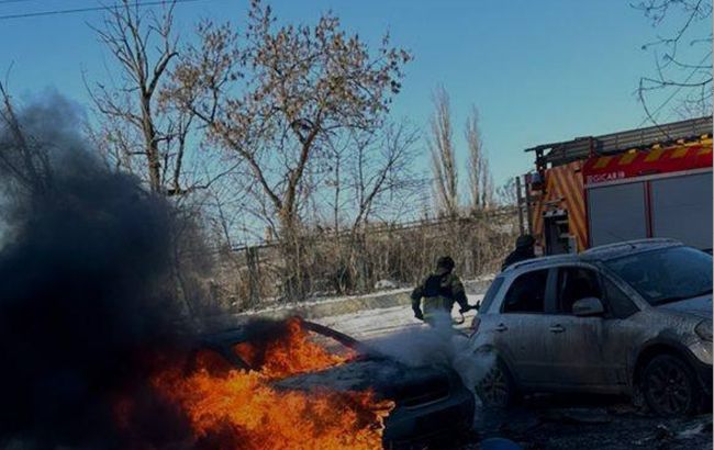 Росіяни обстріляли Херсон, спалахнула автівка: двоє загиблих