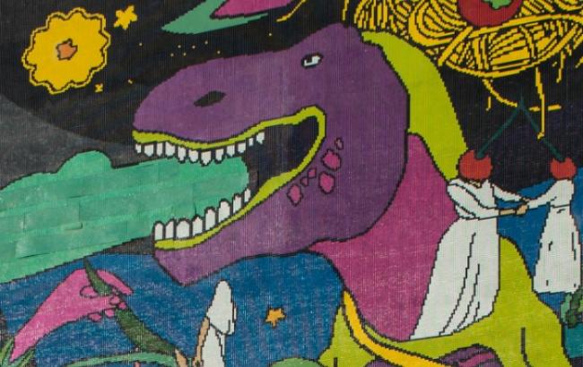 У Києві фасад будинку оздобили мозаїкою з величезним фіолетовим динозавром