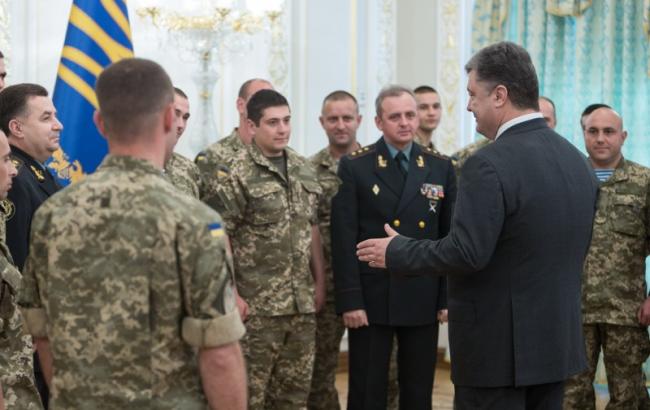 Порошенко наградил бойцов АТО, которые год назад освободили Славянск и Краматорск
