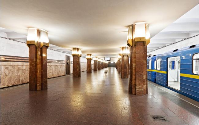 На станции метро "Героев Днепра" треснула платформа