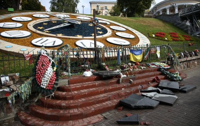 В Киеве на Майдане уничтожили монумент Небесной Сотне (фото)