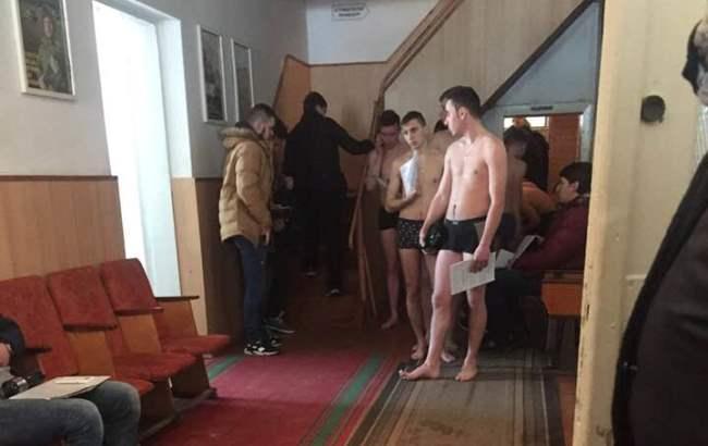 "Наші діти - раби": в мережі показали шокуючі умови проходження медкомісії в українському військкоматі (фото)