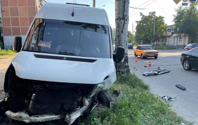 В Запорожье в ДТП с маршруткой пострадали 13 человек, из них двое - дети