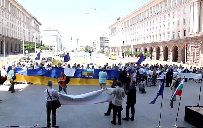 Антипутинская акция в Болгарии: люди требовали прекратить войну в Украине