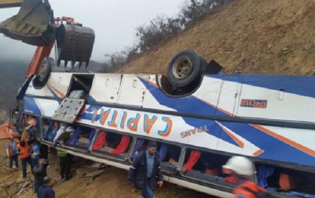 В Боливии автобус сорвался в пропасть: минимум 11 погибших