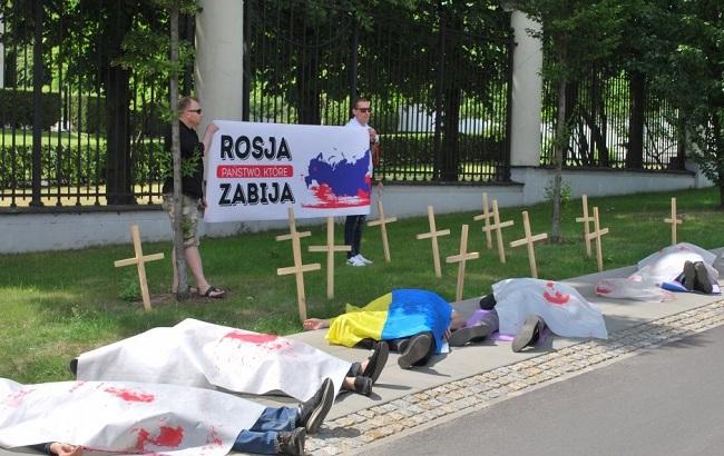 У Варшаві під посольство РФ принесли труни і закривавлені "трупи"