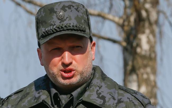 Турчинов обещает наказать за строительство нефтебазы возле воинской части