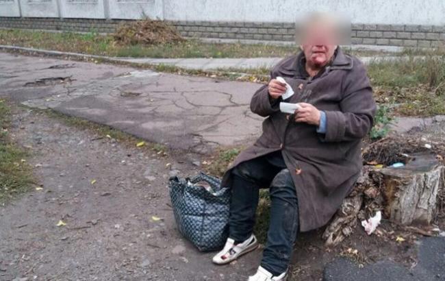 Человеческое равнодушие: в Черкассах женщина в обмороке лежала на улице