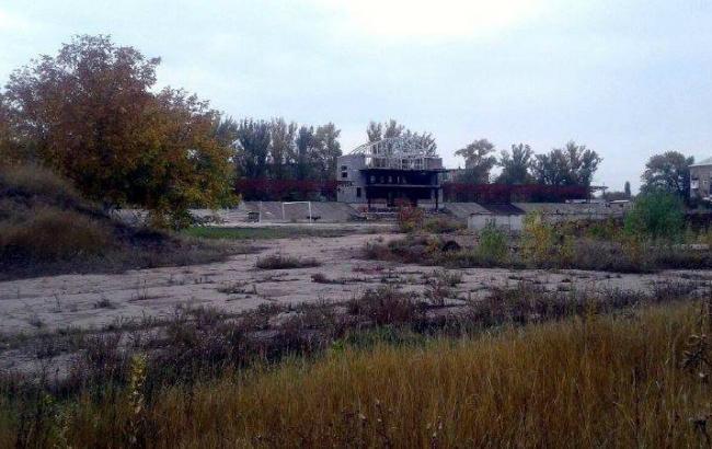 "Все заросло бурьяном": Блогер показал печальное фото стадиона на Донбассе