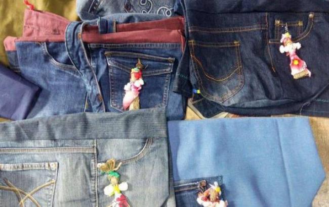 В Днепре волонтеры превращают старые джинсы в рюкзаки для бойцов АТО