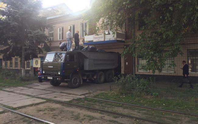 "Веселого знищення": в мережі сміються над "вантажівкою трави" в одеському відділенні поліції