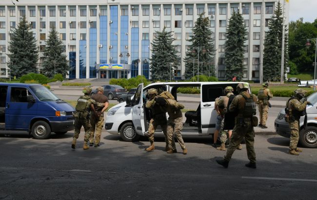 Со взрывами и стрельбой: СБУ училась освобождать заложников из Ровенской ОГА