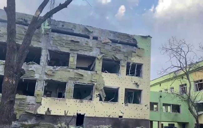 Ворог цілеспрямовано скинув авіабомби на дитячу лікарню і пологовий будинок в Маріуполі: відео і фото