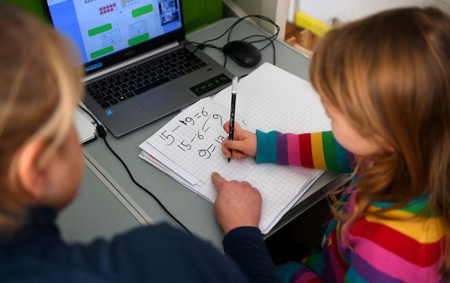 Дети за границей могут учиться в украинских школах онлайн: куда подавать документы