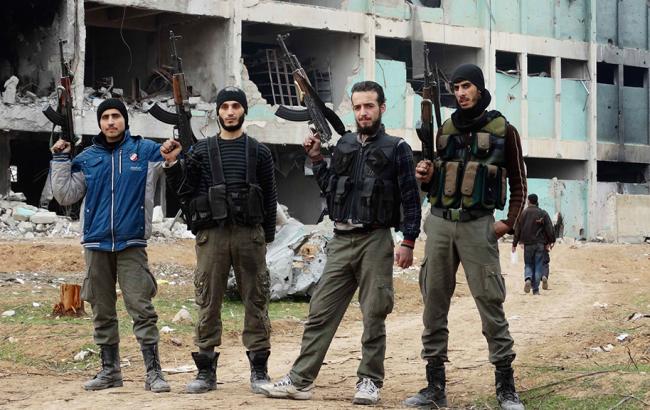Більше 1,5 тис. повстанців із родинами евакуювали зі зруйнованого району Дамаска