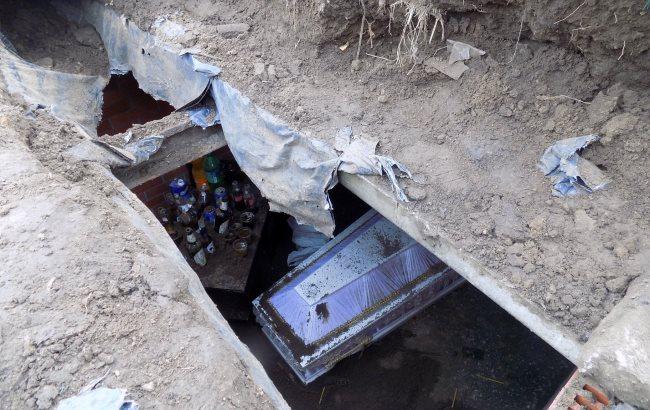 В Одеській області вандали заради посиденьок розкопали могилу (фото)