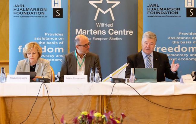 Запад должен жестко противостоять деструктивным действиям России, - Порошенко