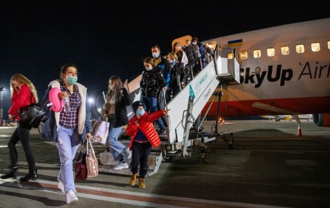 У "Бориспіль" прилетів спецборт з евакуйованими українцями з Італії