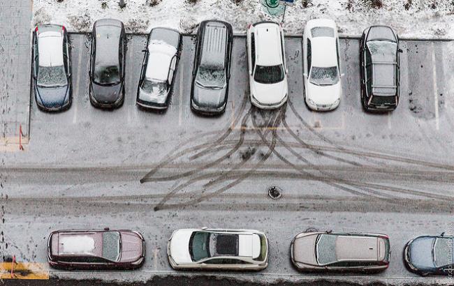 "Зато домкрат подогнали": в Киеве владельцу авто устроили "сюрприз"