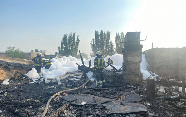 Крыша все еще дымится: появились фото последствий масштабного пожара в Запорожье