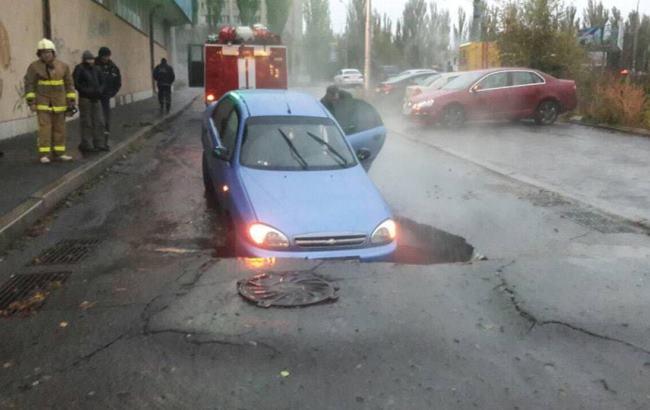 "Осінь лякає": у Києві посеред дороги під асфальт провалилося авто