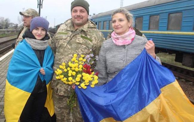 В мережі показали зворушливі фото зустрічі українських захисників в рідному місті