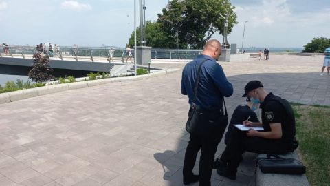 В Киеве вандал повредил Стеклянный мост: инцидент расследует полиция