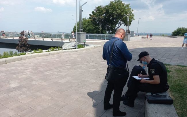 У Києві вандал пошкодив скляний міст: інцидент розслідує поліція