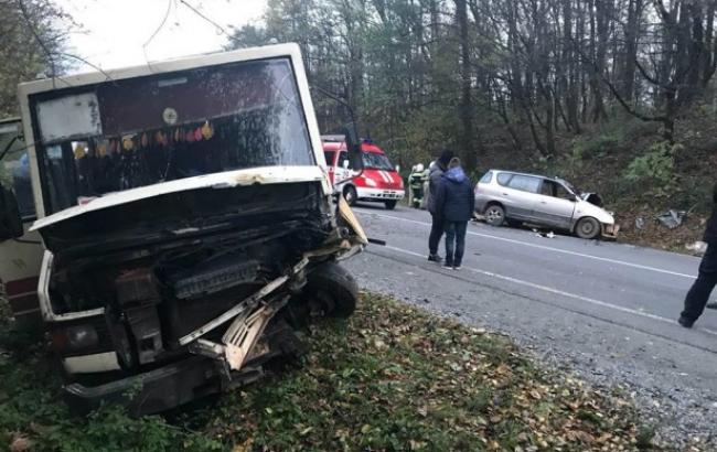 У Львівській області легковий автомобіль зіткнувся з автобусом