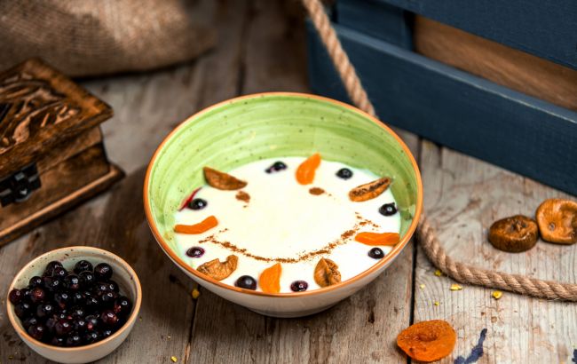 Будет вкусная и без комочков: 7 советов от хозяек, чтобы манная каша не "слипалась"