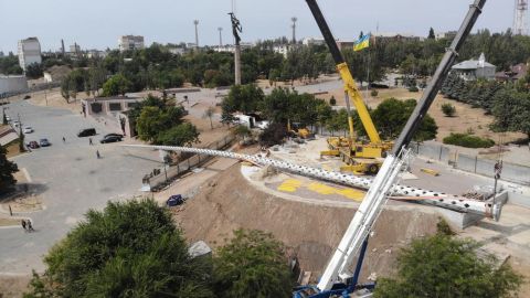 В Херсоне упал 70-метровый флагшток. Его устанавливали ко Дню независимости