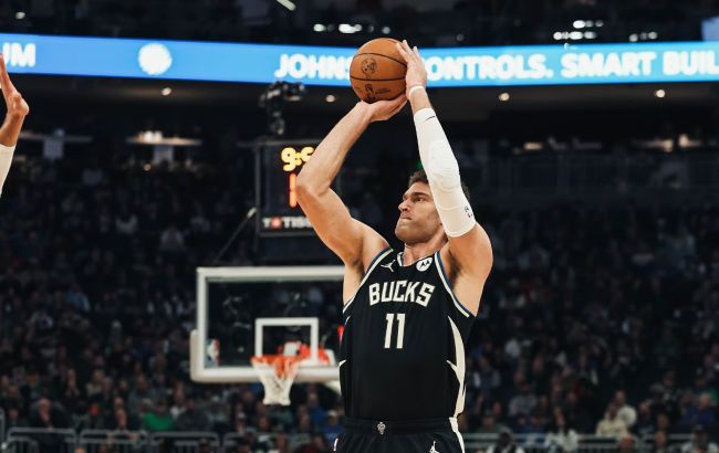 Зрелищный данк центрового после стенки с партнером не спас "Милуоки": момент дня в НБА